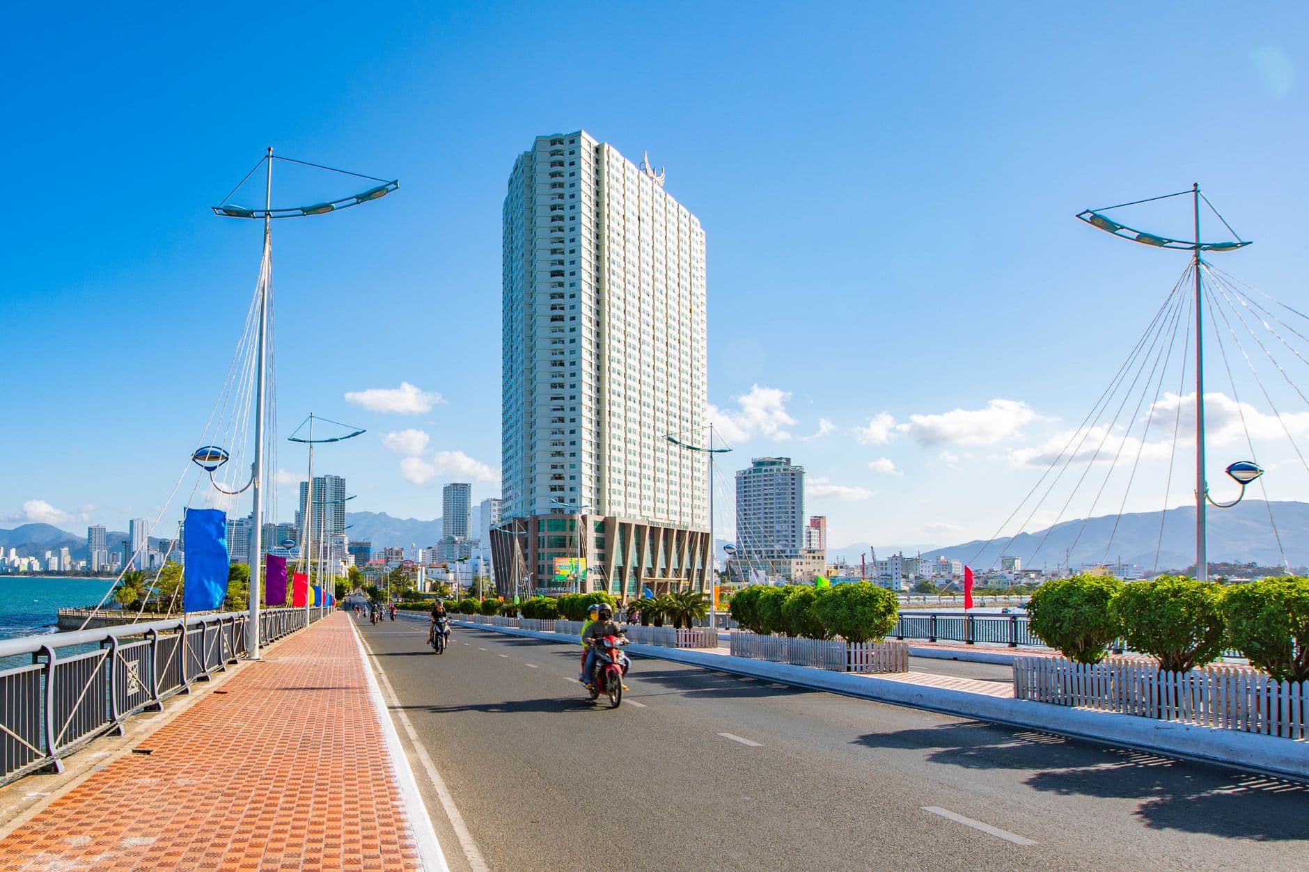 Grab vs Taxi at Cam Ranh Airport (2026): Prices and Which to Choose